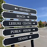 Dom wakacyjny Meadow Shores - Part Of The The Bay Village With Pool, Gym And Direct Access, Pub, Restaurant, Tennis And Meadows Walks