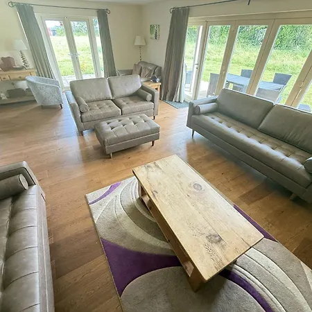 Meadow Shores - Part Of The The Bay Village With Pool, Gym And Direct Access, Pub, Restaurant, Tennis And Meadows Walks Holiday home *