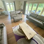 Meadow Shores - Part Of The The Bay Village With Pool, Gym And Direct Access, Pub, Restaurant, Tennis And Meadows Walks Holiday home *