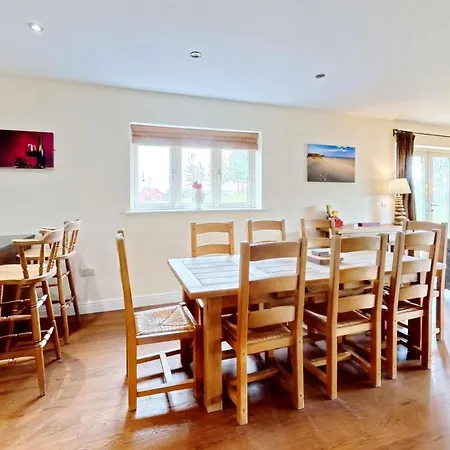Meadow Shores - Part Of The The Bay Village With Pool, Gym And Direct Access, Pub, Restaurant, Tennis And Meadows Walks *